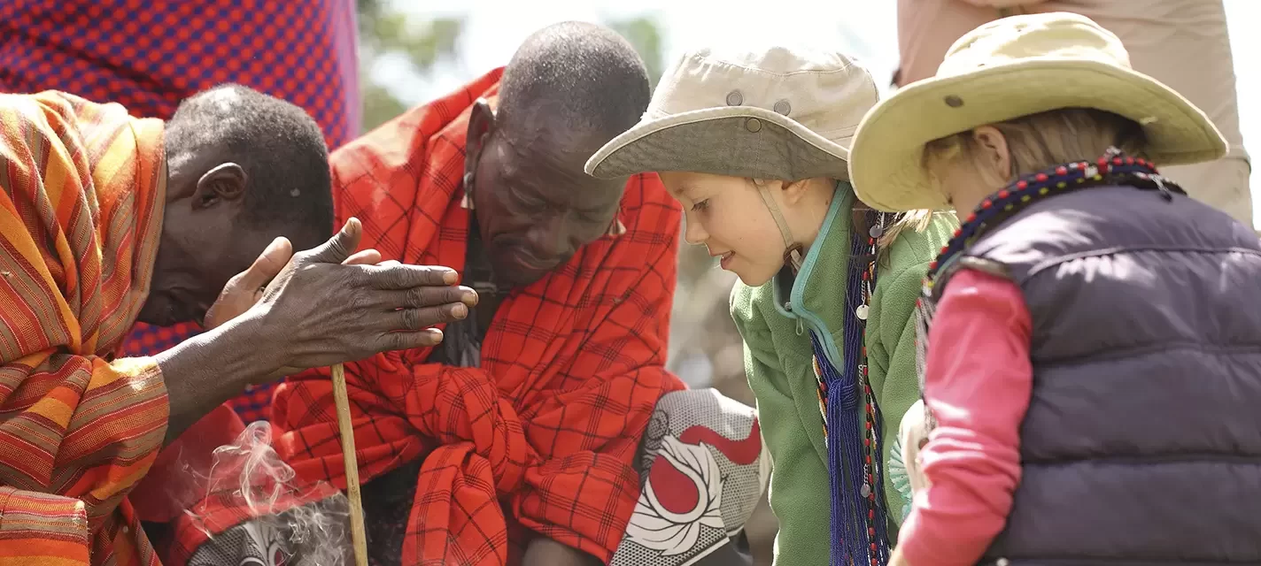 Masai interactuando con niños en Kenia